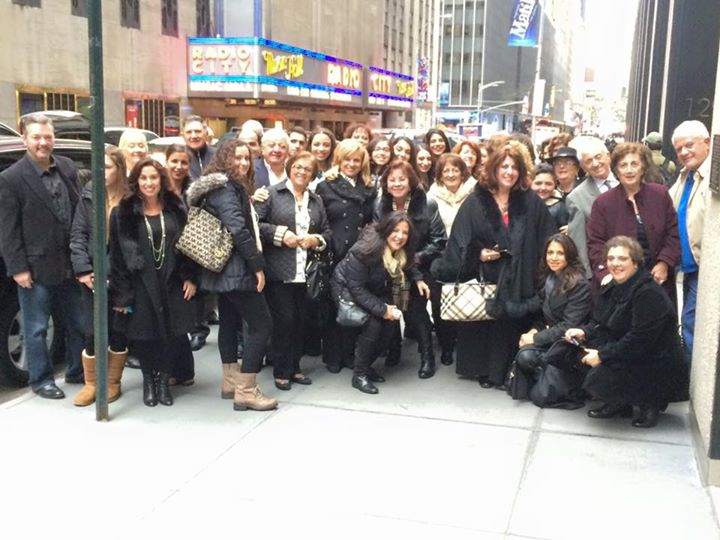 Τα μέλη του Συλλόγου Πηγαδιωτών Αμερικής στην εκδρομή τους στο Radio City της Νέας Υόρκης