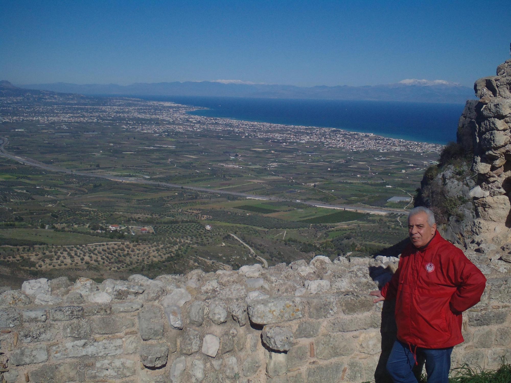 Ο Νίκος Νικολέτος απολαμβάνει την θέα απο το Κάστρο Ακροκορίνθου. (Φωτό: Mανώλης Σόφιλος)