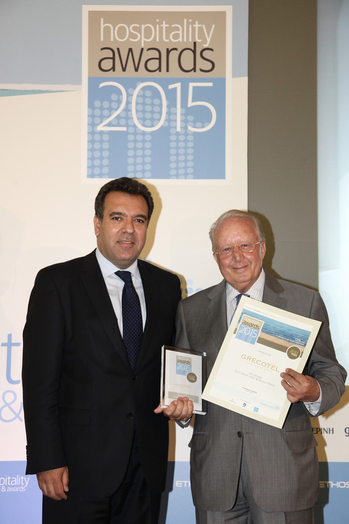 Μ.Κόνσολας και Νίκος Δασκαλαντωνάκης (Πρόεδρος Ομίλου Ν. Δασκαλαντωνάκη - Grecotel Hotels & Resorts) στην απονομή του βραβείου: Best Greek Hotel & Resort Brand.