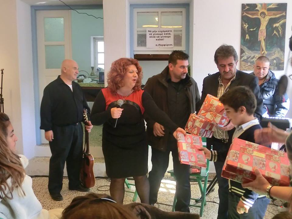 Η Φωτεινή Φράγκου και ο Γιώργος Βασιλαράκης μοιράζουν δώρα στα παιδιά του Διαφανίου
