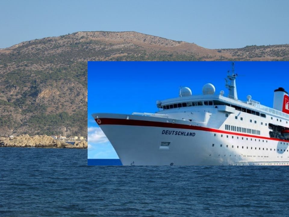 Το κρουαζιερόπλοιο Deutschland "αρόδο" που απετόλμησε να συμπεριλάβει την Κάρπαθο στο πρόγραμμά του πέρσι στις 21 Οκτωβρίου. Το αποτέλεσμα; Χωρίς κρηπίδωμα να πλαγιοδετήσει,ήλθε, είδε και ...απήλθε, χωρίς να αποβιβάσει τους τουρίστες στα Πηγάδια. Φαντασθείτε το νέο λιμάνι του μελετητή στο Γααρόνησο, ότι προβλέπει 75 μέτρα κρηπίδωμα! όταν τα κρουαζιερόπλοια σήμερα έχουν μήκος 200 μέτρα και βάλε.