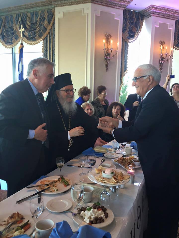 Στιγμιότυπο από την εκδήλωση με τον Αρχιεπίσκοπο Αμερικής,τον υφυπουργό Παιδείας Θεοδόση Πελεγρίνη και τον Γιάννη Σακελλάρη.