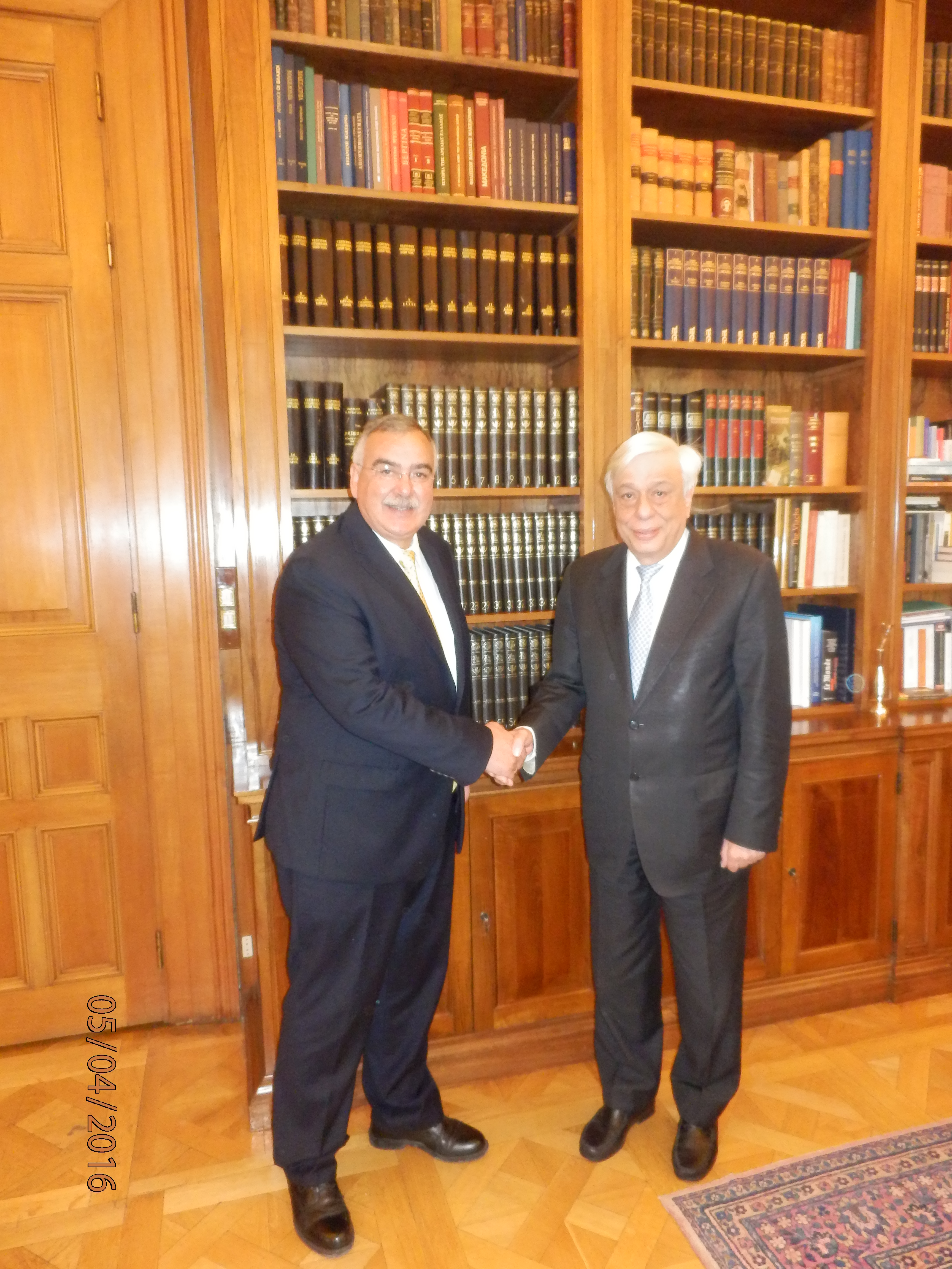 Ο Πρόεδρος Δημοκρατίας Προκόπης Παυλόπουλος με τον Δήμαρχο Καρπάθου Ηλία Λάμπρο στο Προεδρικό Μέγαρο.