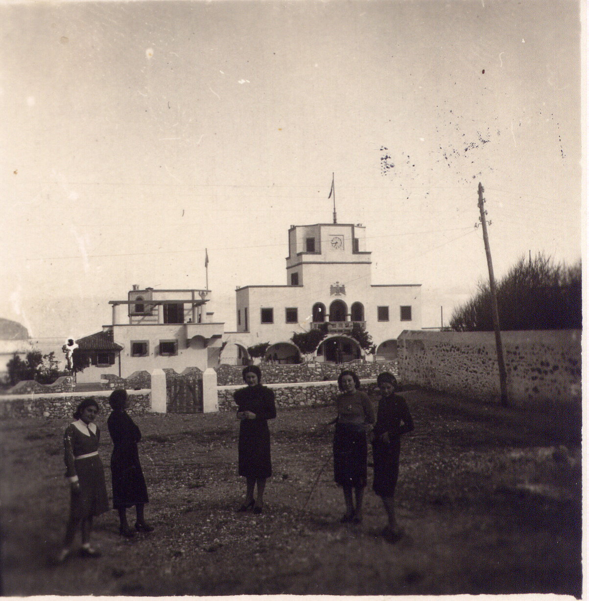 Η δυτική πλευρά του Ανθόκηπου το 1937. (Από το χωράφι της Γεωργίας Κουμούτσου-Καβαλλάρο εκεί που αργότερα κτίστηκε το ξενοδοχείο "ΑΤΛΑΝΤΙΣ"). Φωτό από το αρχείο του Μανώλη Κασσώτη.