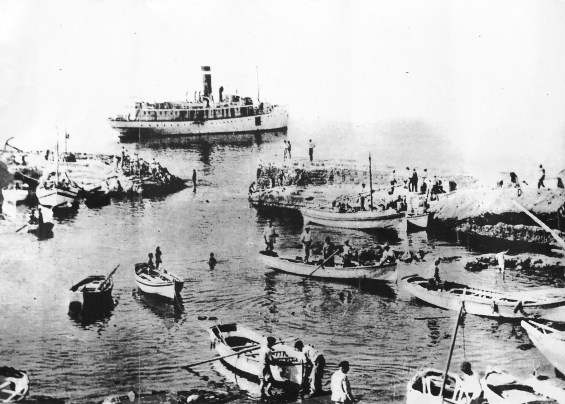 Η ιστορική ΙΜΜΑΚΟΛΑΤΑ στη Μπούκα της Κάσου (δεξιά με το μαύρο κατάρτι)