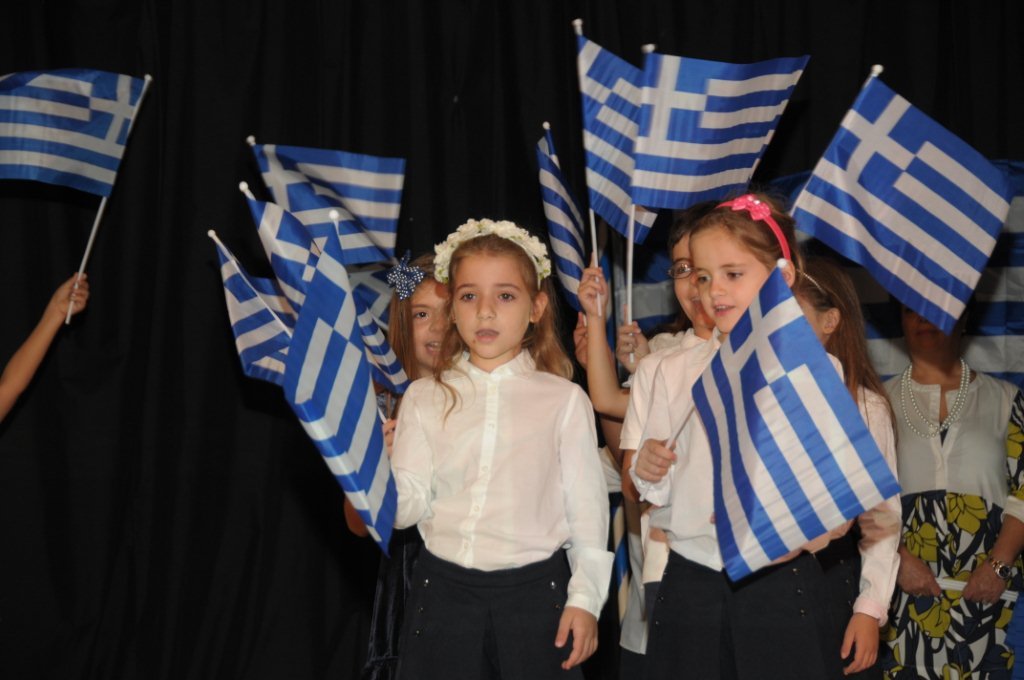 Οι αδελφές Λυδία και Φλωρεντία Δουβίκα,το γένος Ειρήνης Μπούκουρα(το γένος Πόπης Γ. Γεωργίου),η Σοφία Γ.Μπέρτου, κ.α.συνεορτάζουν στην επέτειο της 5η Οκτωβρίου 1944.