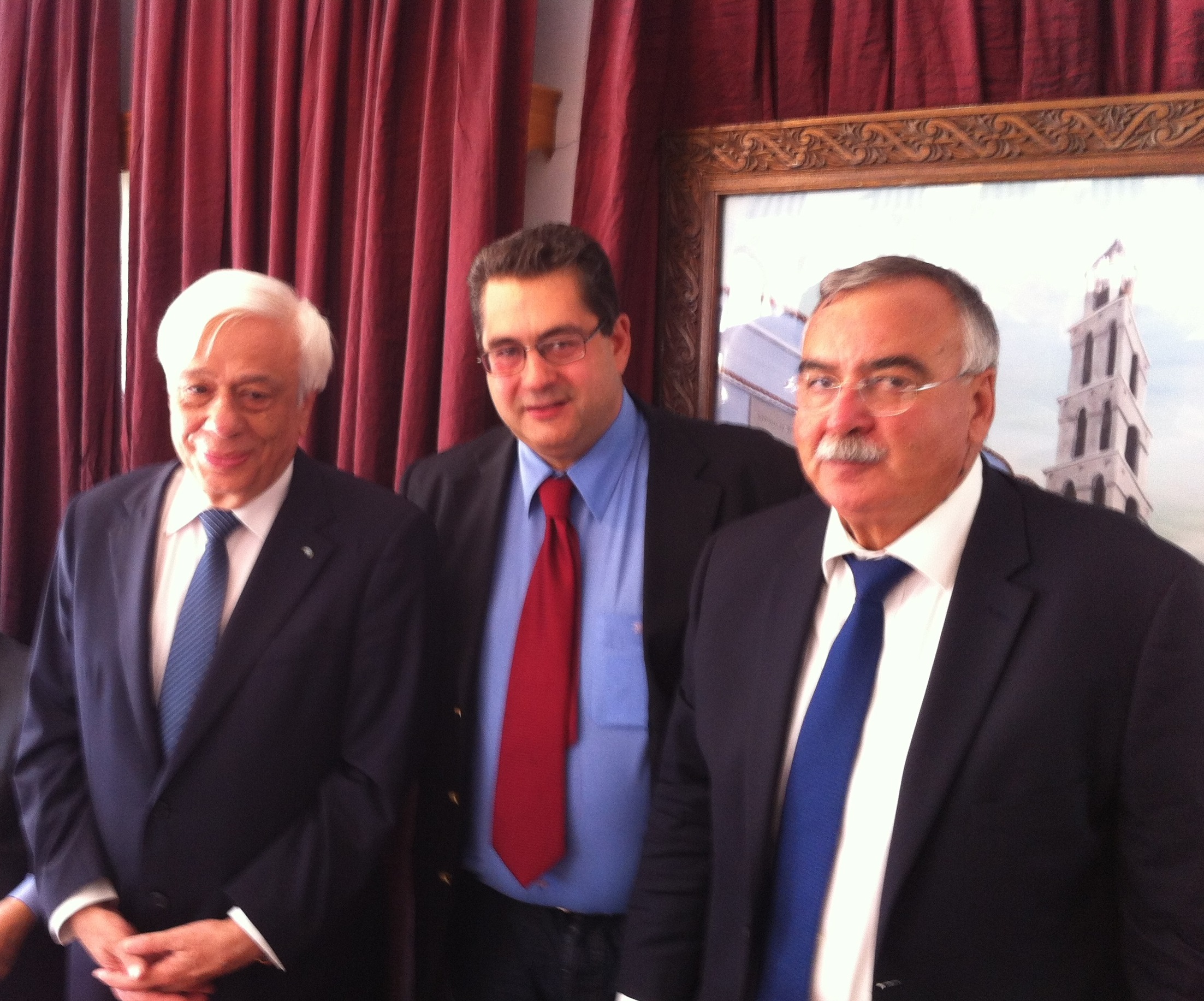 Ο Πρόεδρος της Δημοκρατίας κ. Προκόπης Παυλόπουλος με τον Αντιπεριφερειάρχη Δωδεκανήσου κ. Χαράλαμπο Κόκκινο και τον δήμαρχο Καρπάθου κ.Ηλία Λάμπρο