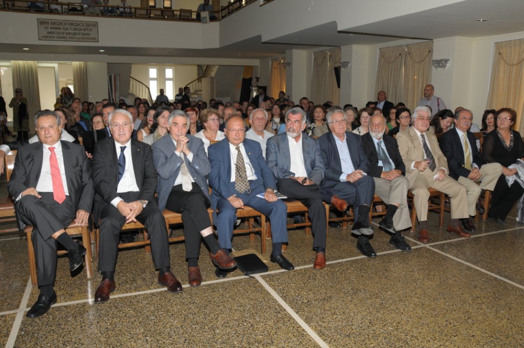 Στιγμιότυπο από το εορτασμό.Aπό αριστερά Γιάννης Καραϊτιανός, Σπύρος Φλογαΐτης, Θεοδόσης Πελεγρίνης, Μην. Αλεξιάδης, Γιώργος Κασσάρας, Σακελλάρης Καρπάθιος, Μιχ. Παζαρζής, Τέλης Παυλίδης, Πάνος Χατζηπαναγιώτης και Ειρήνη Προική