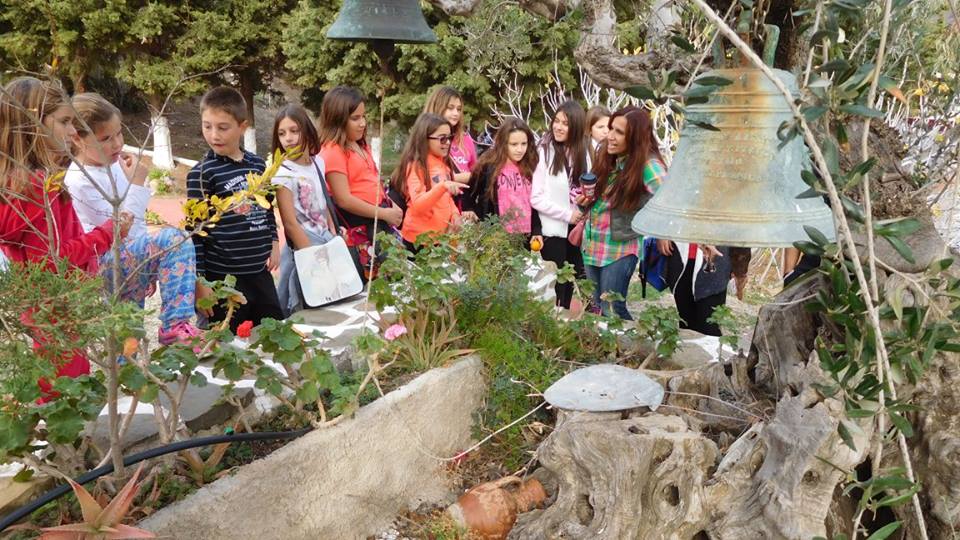 Στιγμιότυπα από την επίσκεψη του 2ου Δημοτικού Σχολείου Καρπάθου επισκέφθηκαν τη Μονή του Αγίου Γεωργίου Βασσών