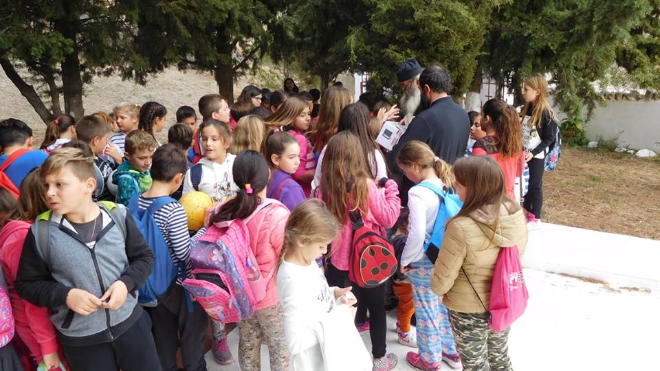 Στιγμιότυπα από την επίσκεψη του 2ου Δημοτικού Σχολείου Καρπάθου επισκέφθηκαν τη Μονή του Αγίου Γεωργίου Βασσών