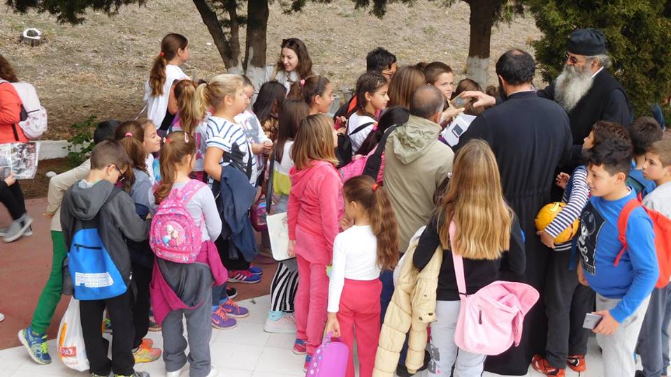 Στιγμιότυπα από την επίσκεψη του 2ου Δημοτικού Σχολείου Καρπάθου επισκέφθηκαν τη Μονή του Αγίου Γεωργίου Βασσών