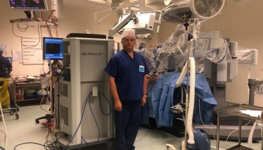 Dr. Κων/νος Κωνσταντινίδης: Με απόλυτη επιτυχία έγινε η πρώτη ρομποτική παγκρεατοδωδεκαδακτυλεκτομή, επέμβαση Whipple, στο  Πανεπιστημιακό Νοσοκομείο του Coventry της Αγγλίας κατά την οποία είχα την τιμή να είμαι ο προσκαλεσμένος επιβλέπων και διδάσκων χειρουργός!