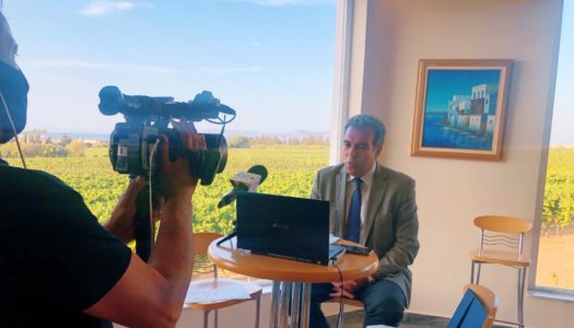 MΑΝΟΣ ΚΟΝΣΟΛΑΣ «Θα στηρίξουμε τους ανθρώπους του τουρισμού για να μείνουν όρθιοι αυτό το δύσκολο χειμώνα»