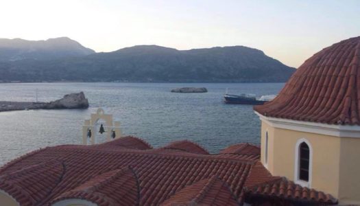 Για 10 χρόνια ισχνών αγελάδων και για μια χρονιά των Παθών, σύσσωμος ο λαός συνεχίζει να παραληρεί: Στο χωριό, στο χωριό Πάσχα στο χωριό!