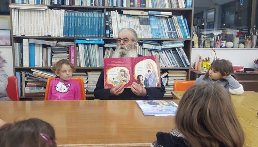 Αρχ.Καλλίνικος Νικόλαος Μαυρολέων: Σαββατόβραδο στη Βιβλιοθήκη μας, στις Πυλές Καρπάθου… με τα μικρά παιδιά…