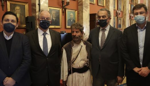 Η θεατρική παράσταση «Θεόφιλος» παρουσιάστηκε στο πλαίσιο των εκδηλώσεων της Βουλής για τα 200 χρόνια από την Ελληνική Επανάσταση