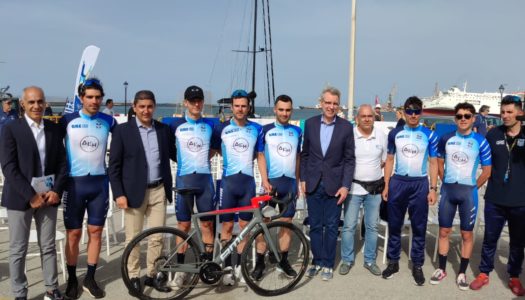 ΛΕΥΤΕΡΗΣ ΑΥΓΕΝΑΚΗΣ: Γεύση από Ελλάδα με το μπλε της θάλασσας να «φωτίζει» την τελετή έναρξης του ΔΕΗ Ποδηλατικού Γύρου Ελλάδας