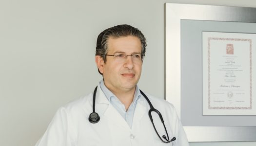 Ηλίας Τσέρκης: «Για άλλη μια φορά βρισκόμαστε σε έξαρση της πανδημίας του Covid»