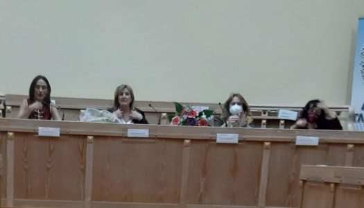 “Το κορίστι με τη μαργαρίτα” της συγγραφέα Άννα Μιχαήλ Γιαβάση, παρουσιάστηκε στο Δημαρχιακό Μέγαρο Γλυφάδας