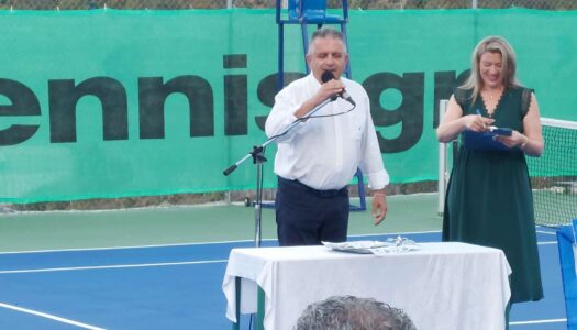 Νίκος Αλεξιάδης, πρόεδρος του Α.Σ. “ΠΡΩΤΕΑ” Απερίου Καρπάθου: Το νέο γήπεδο τένις πήρε το όνομα “ΖΩΡΖΗ Θ. ΝΙΣΥΡΙΟΥ ΟΔΟΝΤΙΑΤΡΟΥ” για να τιμηθεί έτσι η πολυετής και πολυδιάστατη παρουσία του στα δρώμενα του νησιού μας