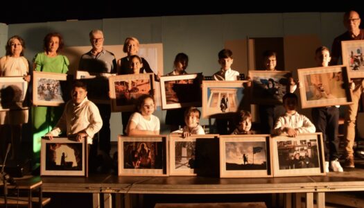 Mηνάς Περσελής:Παρουσίαση του Ιστορικού Λευκώματος του Νηπιαγωγείου Αγίας Μαρίνας με τίτλο “ΗΡΩΙΚΗ ΚΑΣΟΣ – Μικρή Πατρίδα – Μεγάλη Ιστορία” στην αυλή του Αγίου Φανουρίου στις Καθίστρες