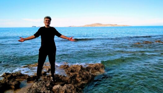 «Εδώ βλέπουμε τους επισκέπτες σαν φίλους»: Η Κάσος του συγγραφέα, Μηνά Βιντιάδη