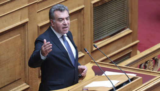 ΜΑΝΟΣ ΚΟΝΣΟΛΑΣ: «Απαράδεκτο αυτό που συμβαίνει στους Αρκιούς. Δεν μπορεί να αμφισβητούνται οι ιδιοκτησίες των κατοίκων του νησιού»