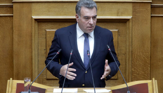 Το πρόβλημα της διάβρωσης που απειλεί τον περιβάλλοντα χώρο και το κτίριο του Ενυδρείου αναδεικνύει ο Μάνος Κόνσολας