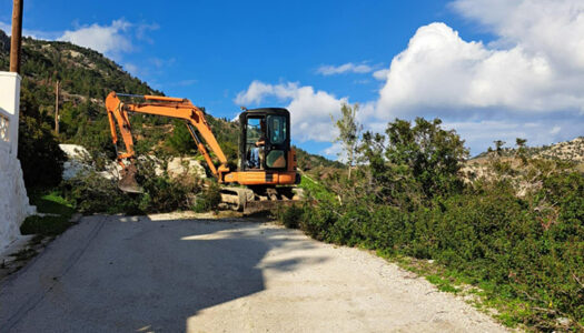 Επαρχείο Καρπάθου – Η.Ν. Κάσου: Εργασίες καθαρισμού των τριγωνικών τάφρων κατά μήκος του επαρχιακού οδικού δικτύου από τις Πυλές έως τα Πηγάδια