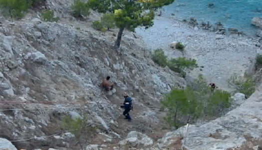 Ιταλοί τουρίστες βρέθηκαν εγκλωβισμένοι σε γκρεμό στον Κάτω Λάκκο, Απερίου και με την παρέμβαση του Πυροσβεστικού Κλιμακίου ανασύρθηκαν σώοι
